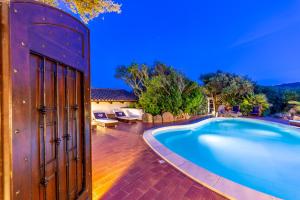 The swimming pool at or close to Casa Saltara