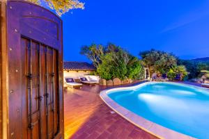 een huis met een zwembad in een tuin bij Saltara in Santa Teresa Gallura