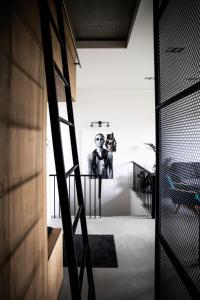 einen Blick auf ein Zimmer mit einem Mann an der Wand in der Unterkunft G - Owl Jazz - Modern and spacious loft type apartment 8 with free private parking in Kaunas