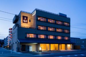un edificio in una strada di città di notte di Japanese Style Hotel Isomura a Kesennuma