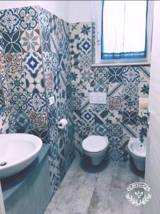 uma casa de banho com um WC e um lavatório em La Taverna del Marchigiano em SantʼEusanio del Sangro