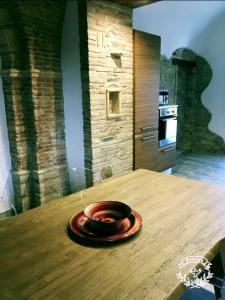 uma tigela numa mesa de madeira numa cozinha em La Taverna del Marchigiano em SantʼEusanio del Sangro