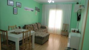 sala de estar con sofá y mesa en Apartamento Orgaz, en Candelario