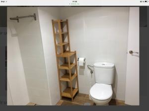łazienka z toaletą i drewnianą półką w obiekcie Beach apartment garden and wifi w mieście Tarifa +37 zdjęć