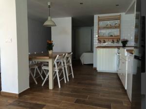 Kuchnia lub aneks kuchenny w obiekcie Beach apartment garden and wifi