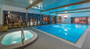 a large pool with a hot tub in a building at Centrum Wypoczynkowo-Konferencyjne Solaris in Łazy