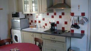 una piccola cucina con lavandino e frigorifero di gite montreuil le henri 2 pers a Montreuil-le-Henri