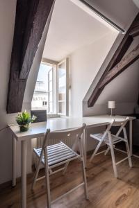 białe biurko i krzesła w pokoju z oknem w obiekcie Sishaus - View at Mozarts w mieście Salzburg