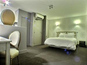 Un pat sau paturi într-o cameră la Hôtel 19'Cent