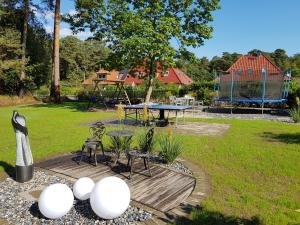 un parque con mesa, sillas y parque infantil en Zur Alten Post Prora en Binz