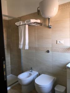 Un baño con un inodoro blanco y un lavabo. en CasaMIA a Marina di Camerota, en Marina di Camerota 28 fotos más