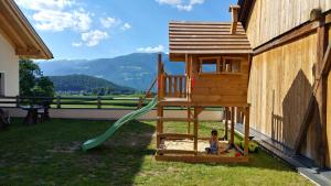 Vista generica sulle montagne o vista sulle montagne dall'interno dell'agriturismo