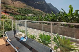 een hoed op een tafel op een balkon bij Apartment Blue Sea in Paul do Mar