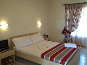 A bed or beds in a room at Antonio Studios