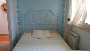 トラッペートにあるVacanze Siciliaの青い壁の客室の小さなベッド1台分です。