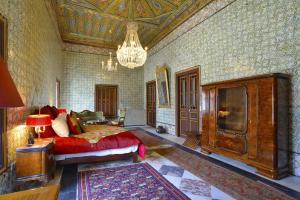 a bedroom with a bed and a chandelier at Palais Bayram in Tunis