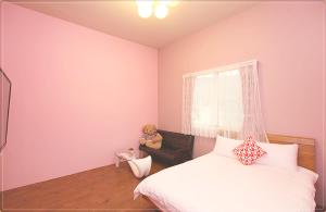 En eller flere senge i et værelse på Taitung city-cottage B&B