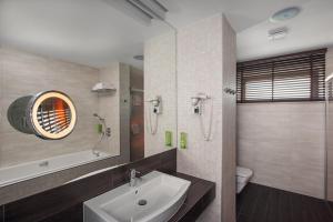 Koupelna v ubytování Hotel Różany Gaj - Destigo Hotels