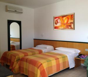 Postel nebo postele na pokoji v ubytování Hotel Ambrosio La Corte