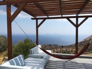 eine Hängematte auf einem Pavillon mit Aussicht in der Unterkunft Sea Breeze Ecological Villa in Agia Galini