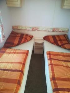 - 2 lits dans une chambre avec une table dans l'établissement Angerhof Bischdorf, à Bischdorf