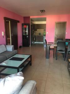 Apartment in Polis Neo Chorio في بوليس خريسوخوس: غرفة معيشة بها أريكة وطاولة
