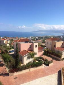 Apartment in Polis Neo Chorio في بوليس خريسوخوس: اطلالة على منزل مع المحيط في الخلفية +3 صور