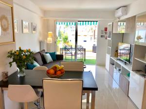 a kitchen and living room with a table and chairs at Appartement Cosy Calme Central-Terrasse Proche Palais in Cannes