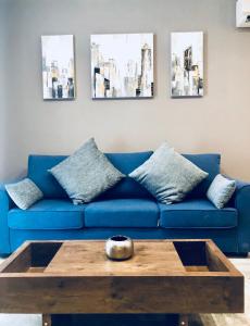 ein blaues Sofa mit Couchtisch im Wohnzimmer in der Unterkunft Holiday townhouse in Sliema centre in Sliema