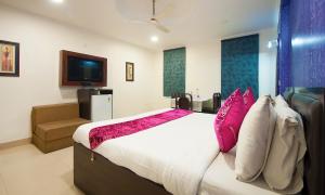 Кровать или кровати в номере HOTEL DAKHA INTERNATIONAL - Karol Bagh, New Delhi