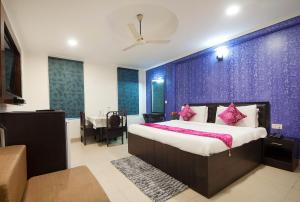HOTEL DAKHA INTERNATIONAL - Karol Bagh, New Delhi tesisinde bir odada yatak veya yataklar