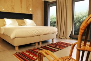 - une chambre avec un lit, une chaise et une fenêtre dans l'établissement Archibien, à Bois-de-Villers
