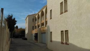 un callejón vacío al lado de un edificio en Studio meublé aux Sablettes La Seyne sur Mer, en La Seyne-sur-Mer
