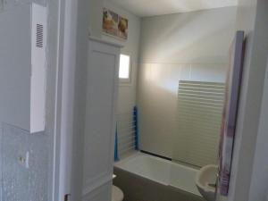 Un baño con bañera, inodoro y lavabo. en Studio meublé aux Sablettes La Seyne sur Mer, en La Seyne-sur-Mer