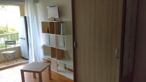 una habitación con una estantería de libros con TV. en Studio meublé aux Sablettes La Seyne sur Mer, en La Seyne-sur-Mer