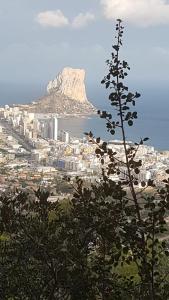 uma vista para a montanha de mesa na cidade do Cabo em Apartamento Playa y Sol em Calpe