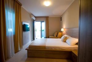 Un pat sau paturi într-o cameră la Vila V Lux Apartments