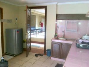 Kjøkken eller kjøkkenkrok på New Renovated 2 Rooms Luxury Suites Anyer