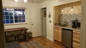 cocina con mesa y encimera en Yosemite Foothill Retreat en Coarsegold