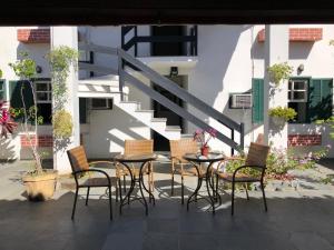 un grupo de sillas y una mesa en un patio en Pousada Canteiros, en Búzios