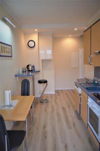 Una cocina con una mesa y un comedor. en Moderne Appartement Hannover Centrum - City Flat HbF, en Hannover
