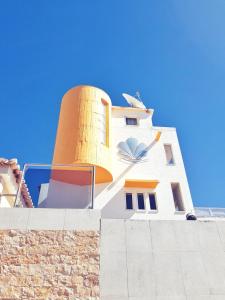 un bâtiment avec une tour en haut dans l'établissement Hotel do Cerro, à Albufeira