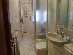 een badkamer met een douche en een wastafel bij appartamento vicino al mare Alassio in Alassio