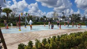 eine Gruppe von Menschen, die in einem Wasserpark spielen in der Unterkunft 4 Bedroom Private Lakefront Town Home at Storey Lake near Disney World Parks in Kissimmee
