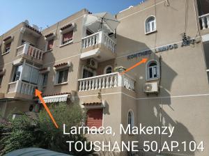 Um edifício com uma placa que diz "A Mansão da Mirada" em Elena Apartmen em Lárnaca