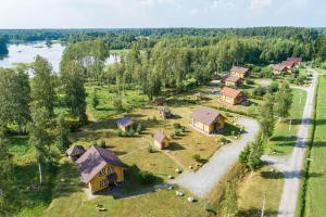 eine Luftansicht eines Dorfes mit einem Haus in der Unterkunft Cottages Ozerny Bereg in Belich'ye