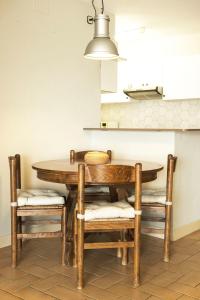 eine Küche mit einem Holztisch und Stühlen in der Unterkunft Apartment Medes Platja in L'Estartit
