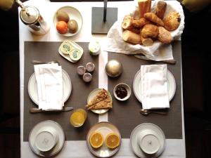 サン・マロにあるChambre d'Hote Saint Maloの朝食用の様々な種類の食材を揃えたテーブル