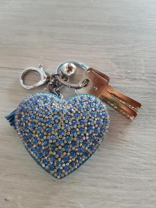 eine herzförmige Schlüsselkette mit Schlüsselkette in der Unterkunft Blue Chalet in Villanuova sul clisi