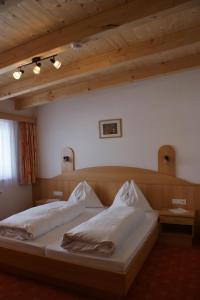En eller flere senge i et værelse på Haus Bergkristall